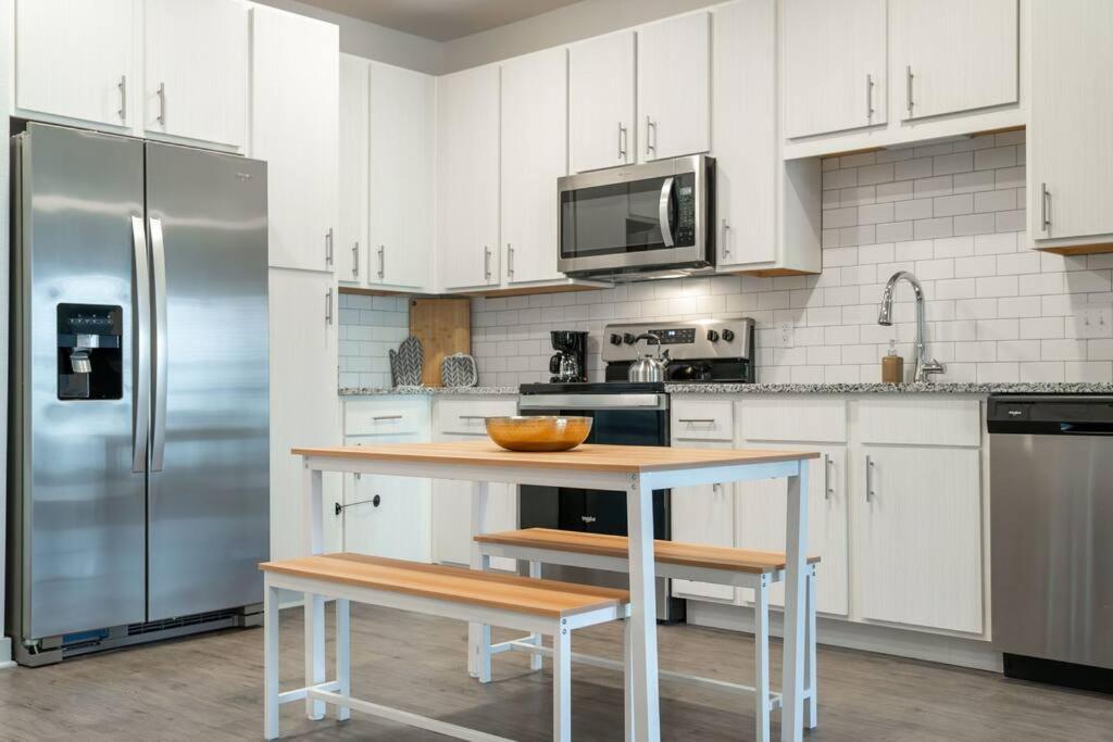 Apartment Complete Tranquil 10 Min To Parks Allows Pets, Resort-style Amenities *
