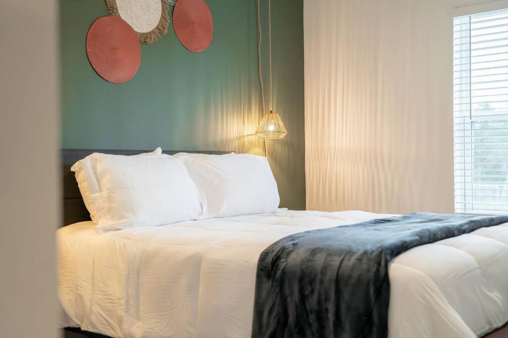 Complete ,10 Min To Parks Pets Allowed, Resort-style Amenities *