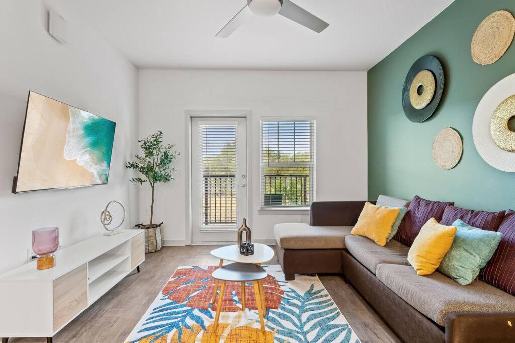Complete ,10 Min To Parks Pets Allowed, Resort-style Amenities Apartment