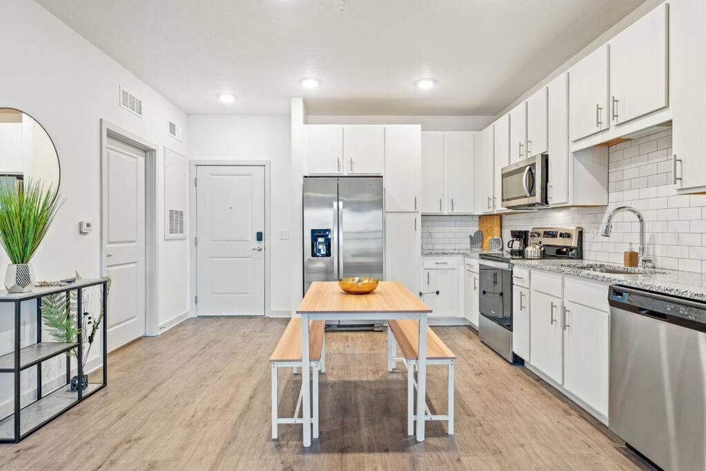 Apartment Complete Tranquil 10 Min To Parks Allows Pets, Resort-style Amenities Orlando