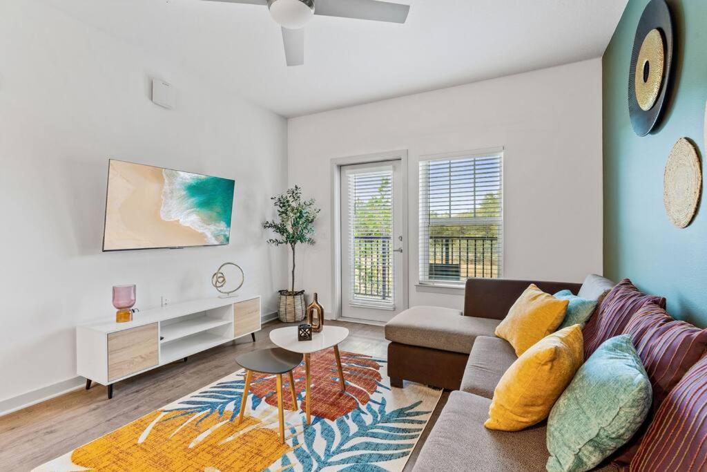 Apartment Complete ,10 Min To Parks Pets Allowed, Resort-style Amenities *