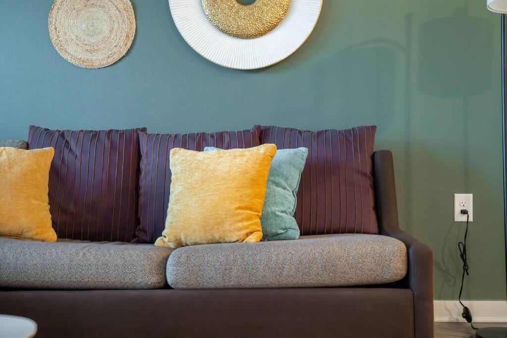 Complete ,10 Min To Parks Pets Allowed, Resort-style Amenities Apartment