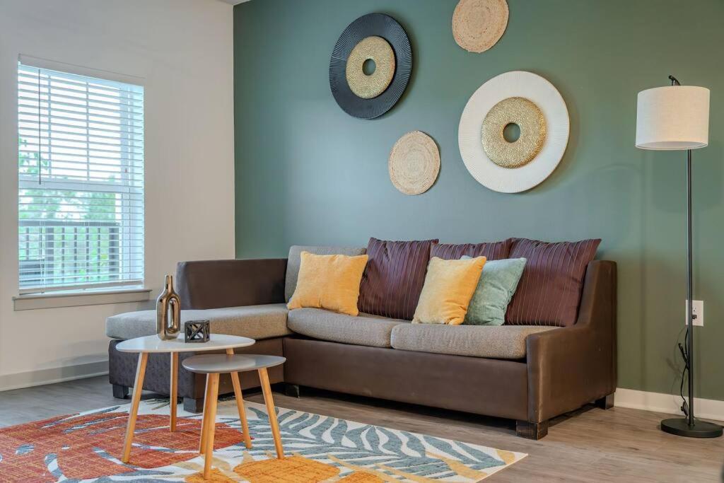 Complete ,10 Min To Parks Pets Allowed, Resort-style Amenities Apartment