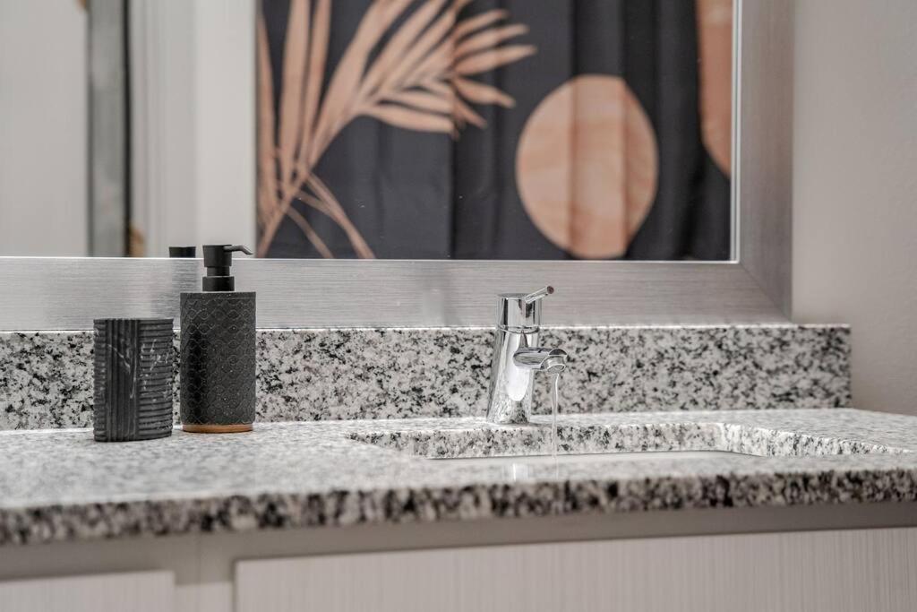 Apartment Complete ,10 Min To Parks Pets Allowed, Resort-style Amenities Orlando