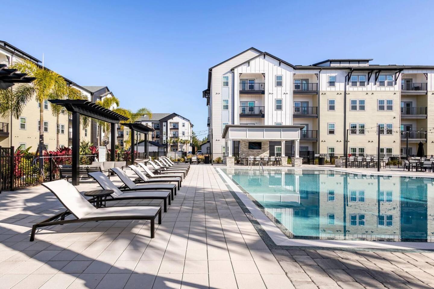 Complete Contemporary 10 Min To Parks Pets Allowed, Resort-style Amenities *