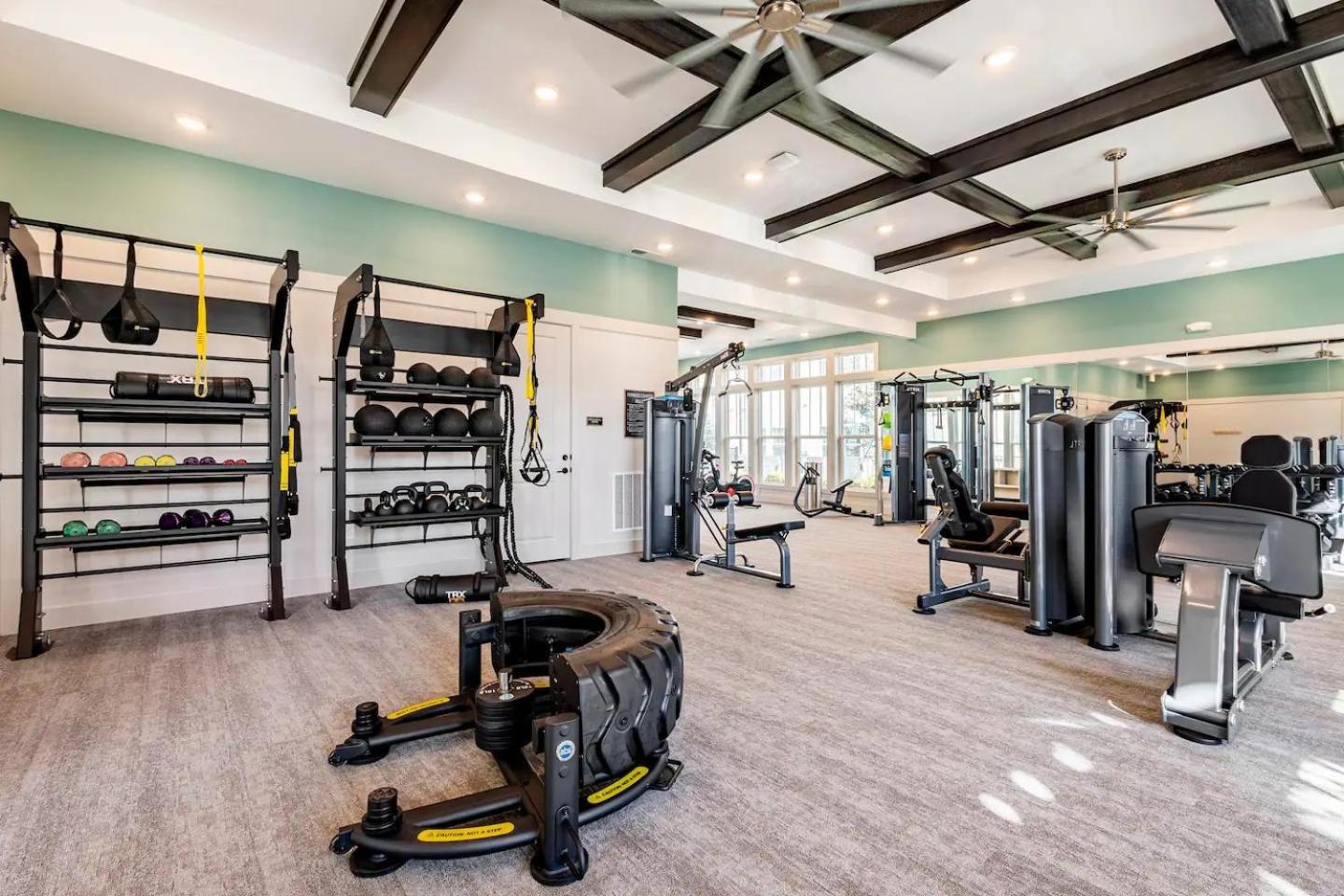 Complete Contemporary 10 Min To Parks Pets Allowed, Resort-style Amenities Apartment *