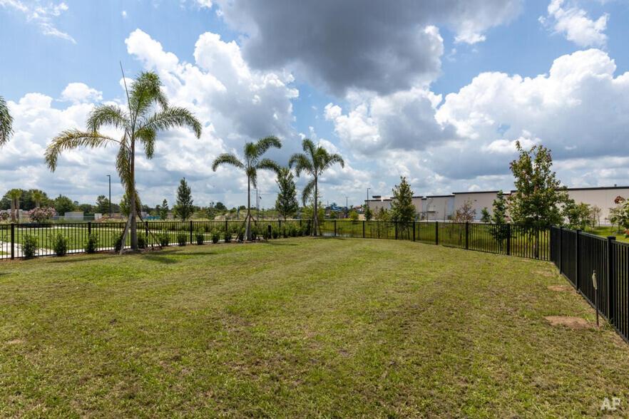 Complete Sleek Modern 10 Min To Parks Pets Allowed, Resort-style Amenities