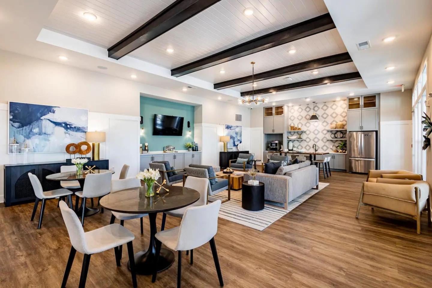 Complete Sleek Modern 10 Min To Parks Pets Allowed, Resort-style Amenities