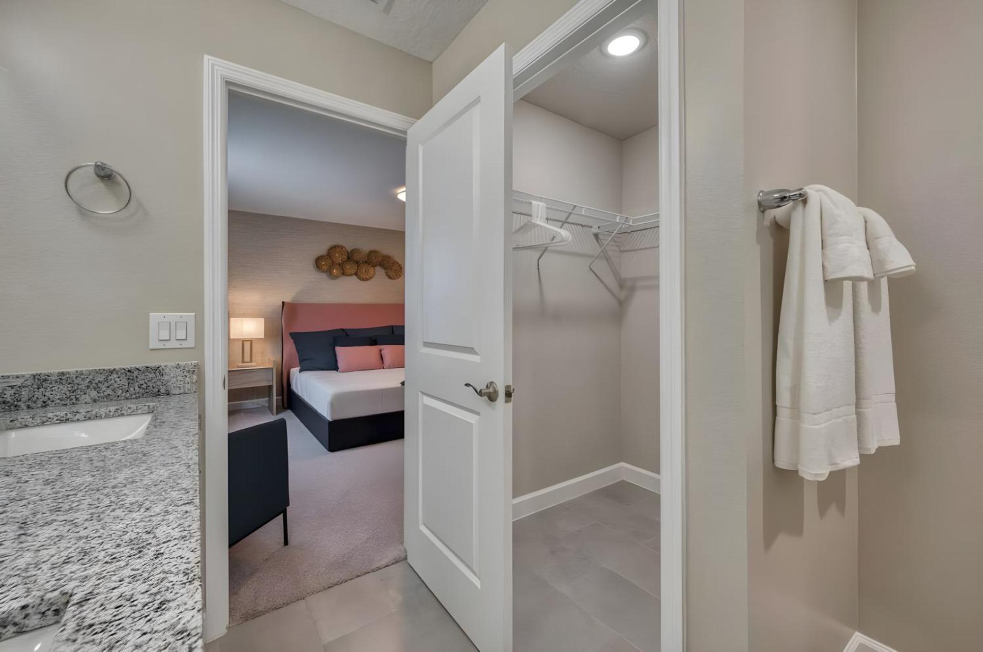 Super Spacious W Private Pool Themed Beds *
