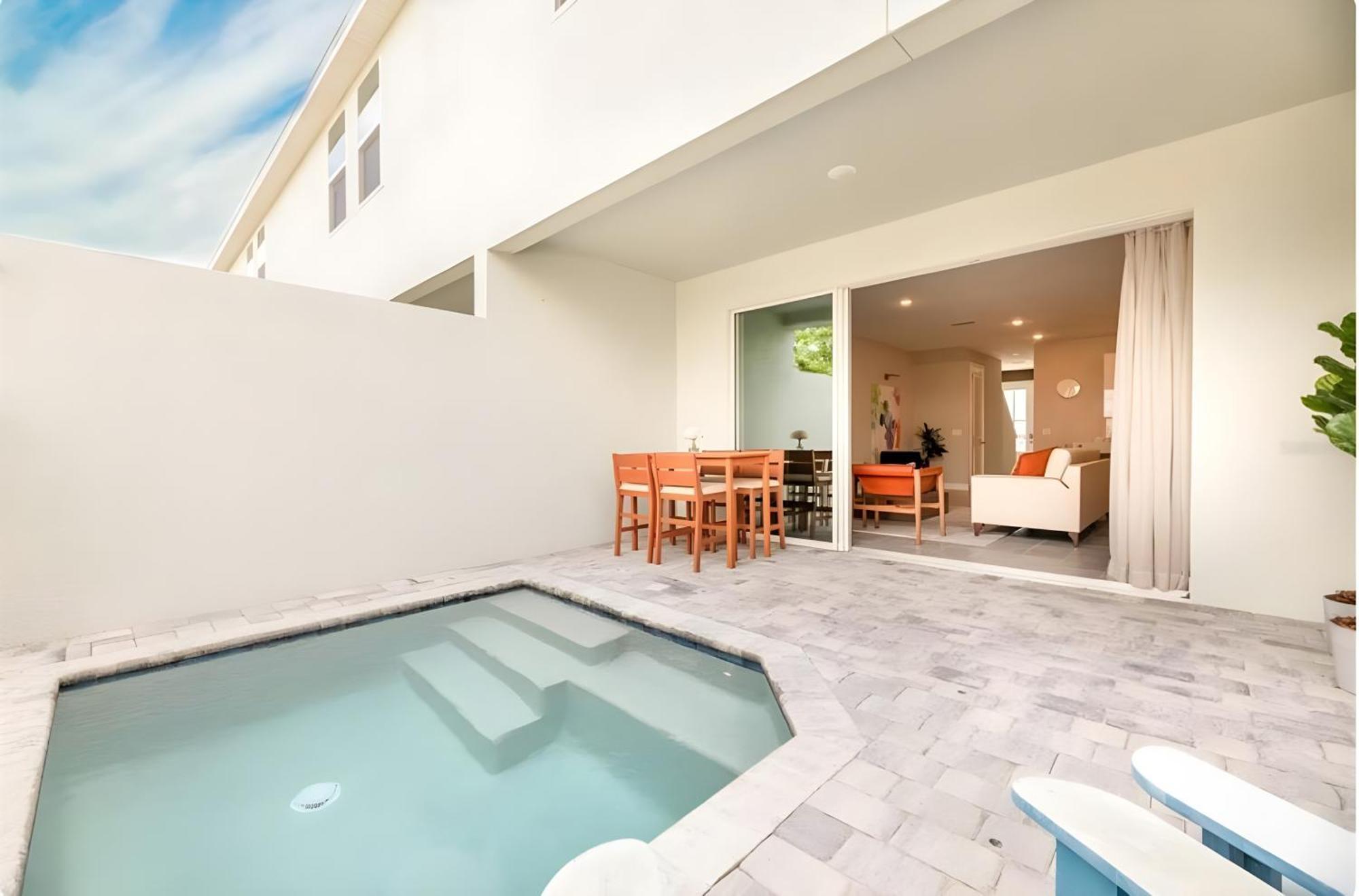 Super Spacious W Private Pool Themed Beds *