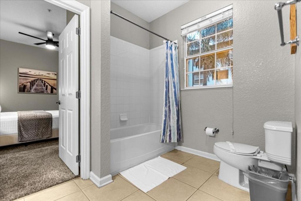 3 Bedrooms- 2 Bathrooms- Vista Cay 4024-203 Bd