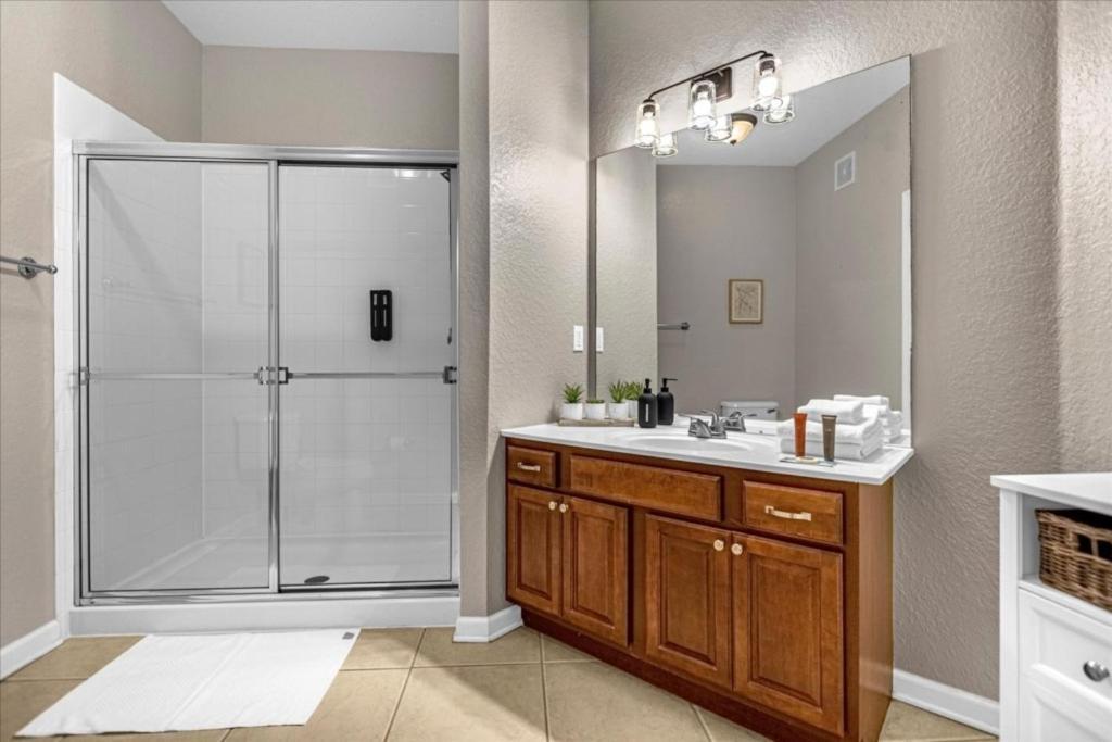 3 Bedrooms- 2 Bathrooms- Vista Cay 4024-203 Bd Apartment Orlando