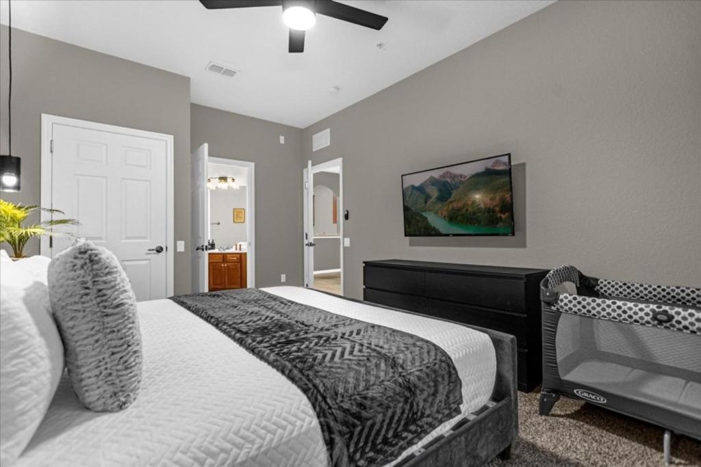 3 Bedrooms- 2 Bathrooms- Vista Cay 4024-203 Bd