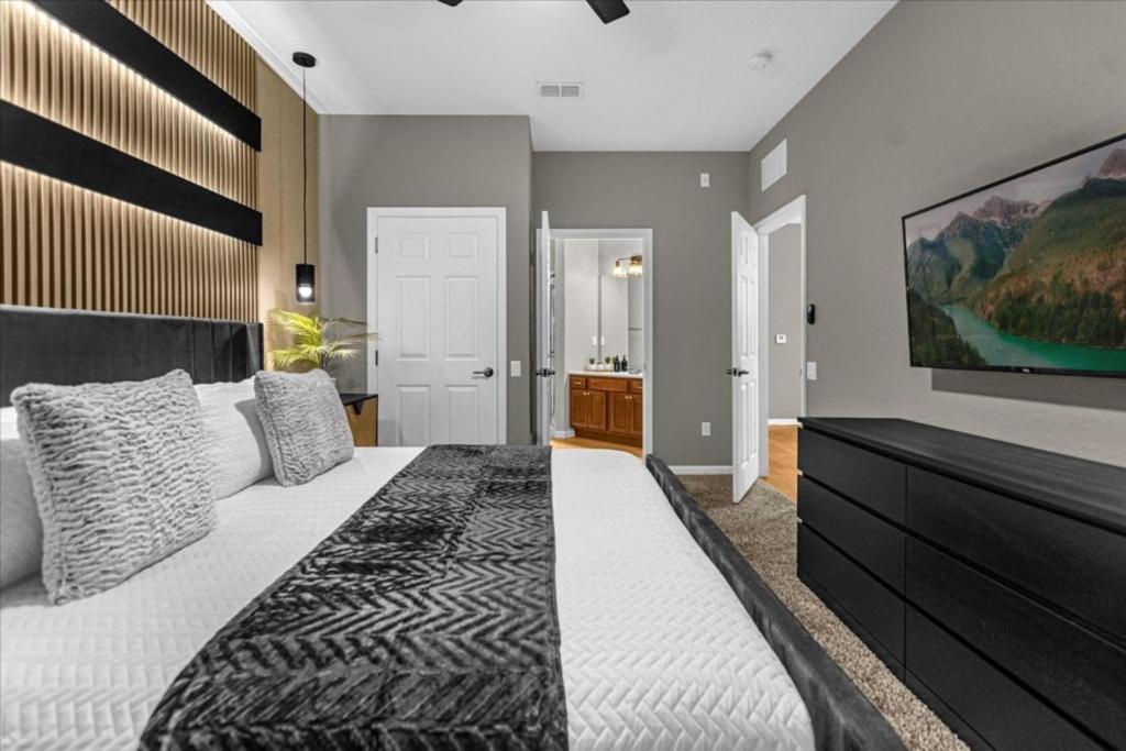 3 Bedrooms- 2 Bathrooms- Vista Cay 4024-203 Bd