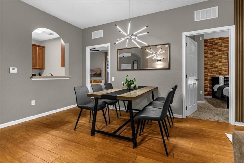 3 Bedrooms- 2 Bathrooms- Vista Cay 4024-203 Bd * Orlando