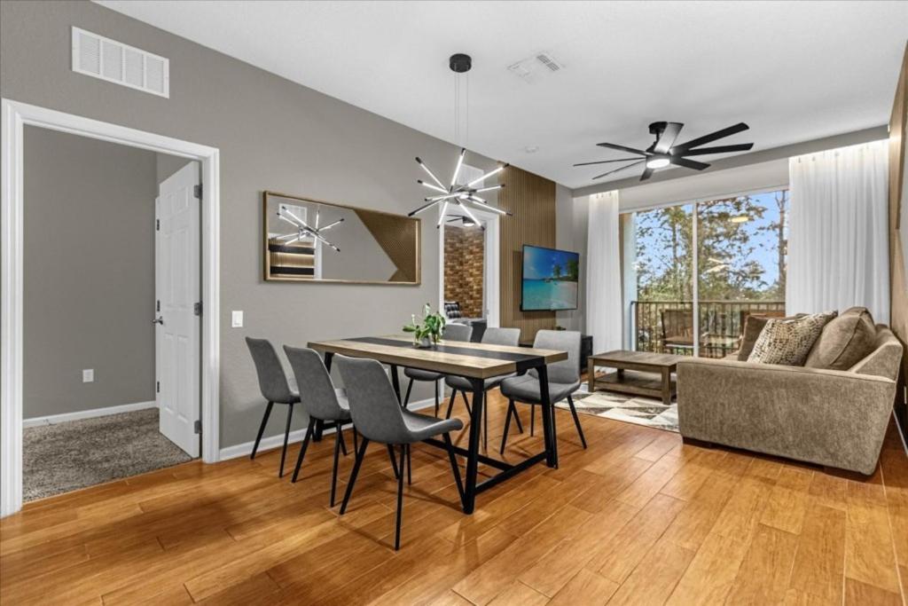 3 Bedrooms- 2 Bathrooms- Vista Cay 4024-203 Bd Apartment Orlando