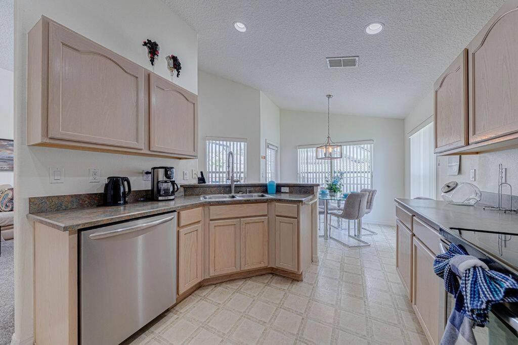 545 -beautiful 4 Bed With Sparkling Pool And Games Orlando