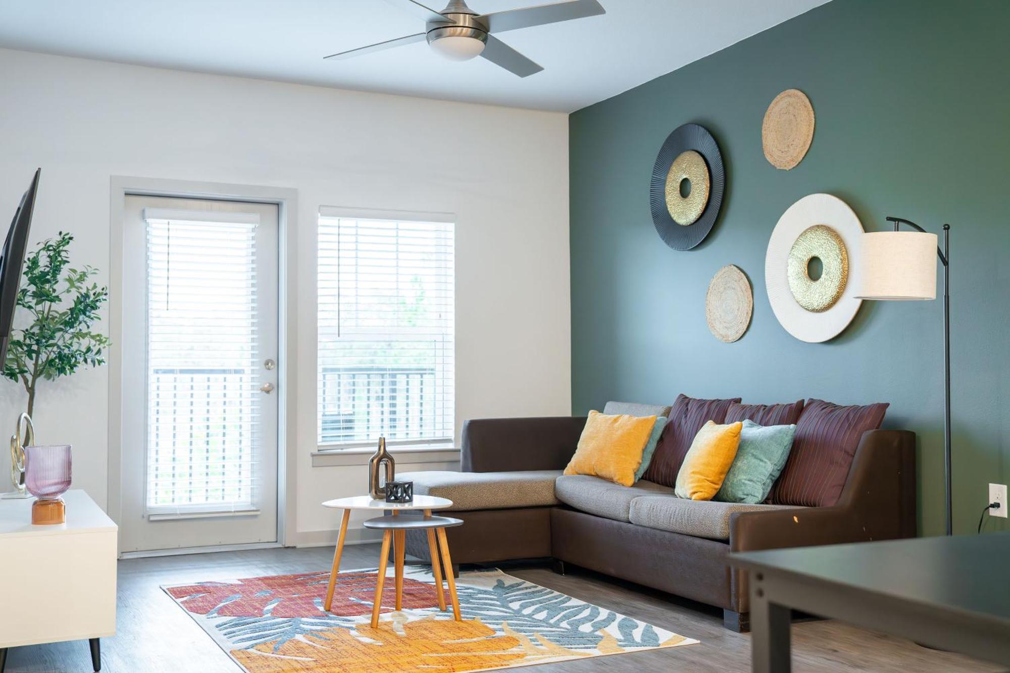 Apartment Complete ,10 Min To Parks Pets Allowed, Resort-style Amenities *