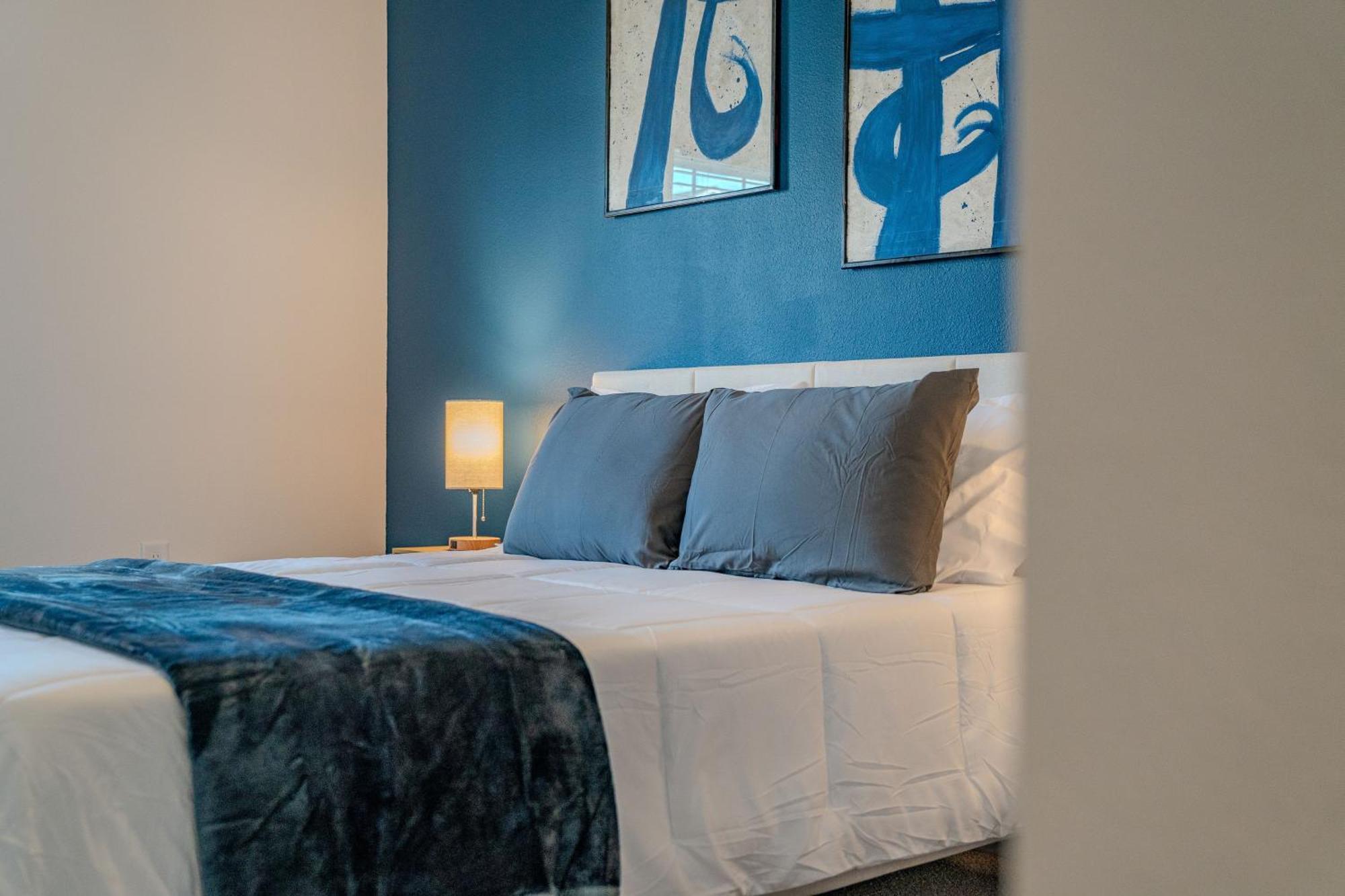 Complete Tranquil 10 Min To Parks Allows Pets, Resort-style Amenities