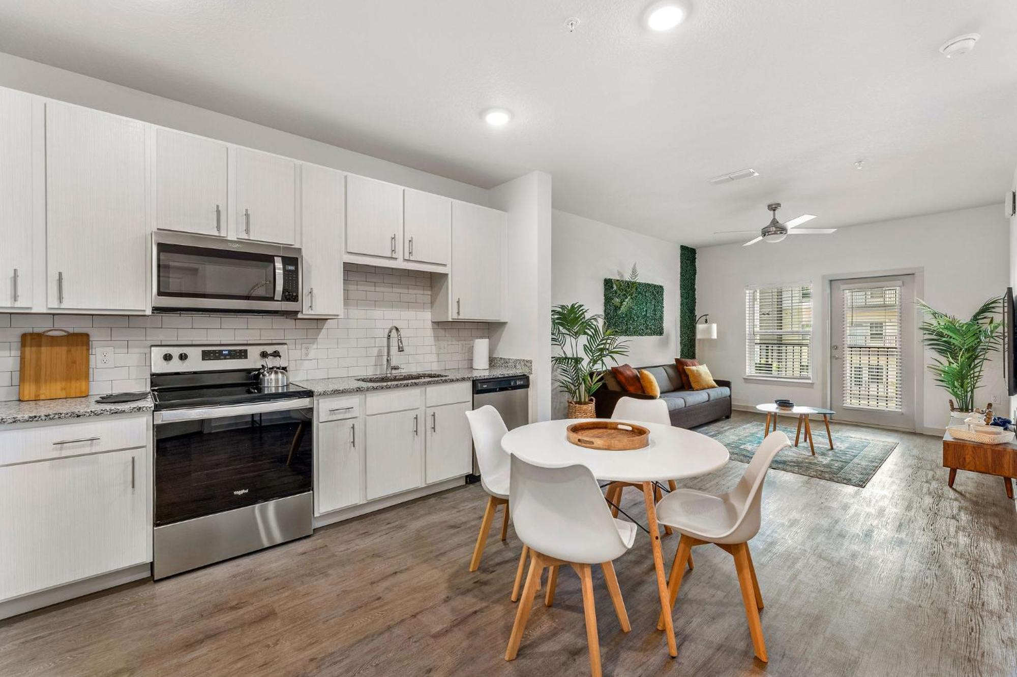 Apartment Complete Lush 10 Min To Parks Pets Allowed, Resort-style Amenities Orlando