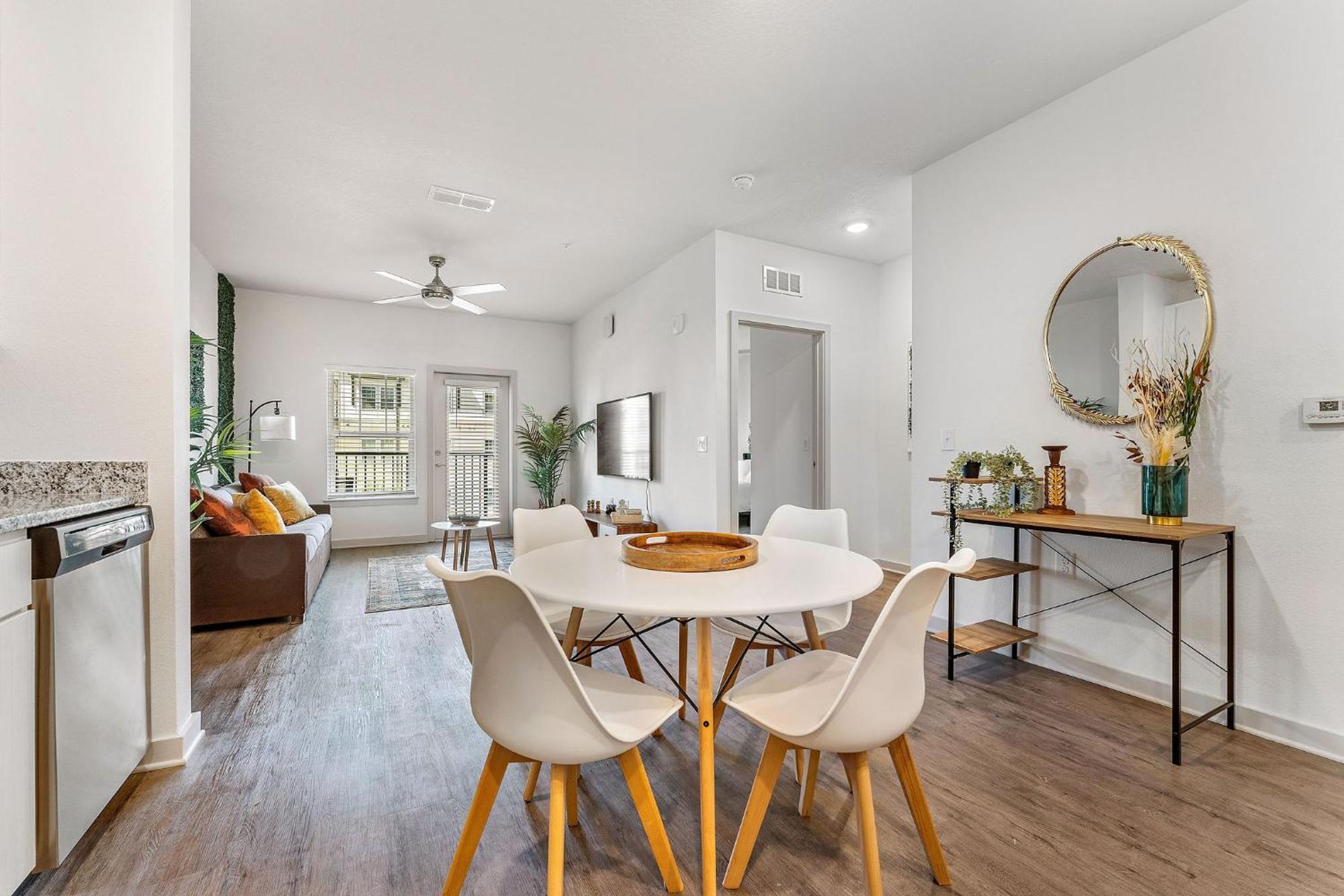 Complete Lush 10 Min To Parks Pets Allowed, Resort-style Amenities Apartment Orlando