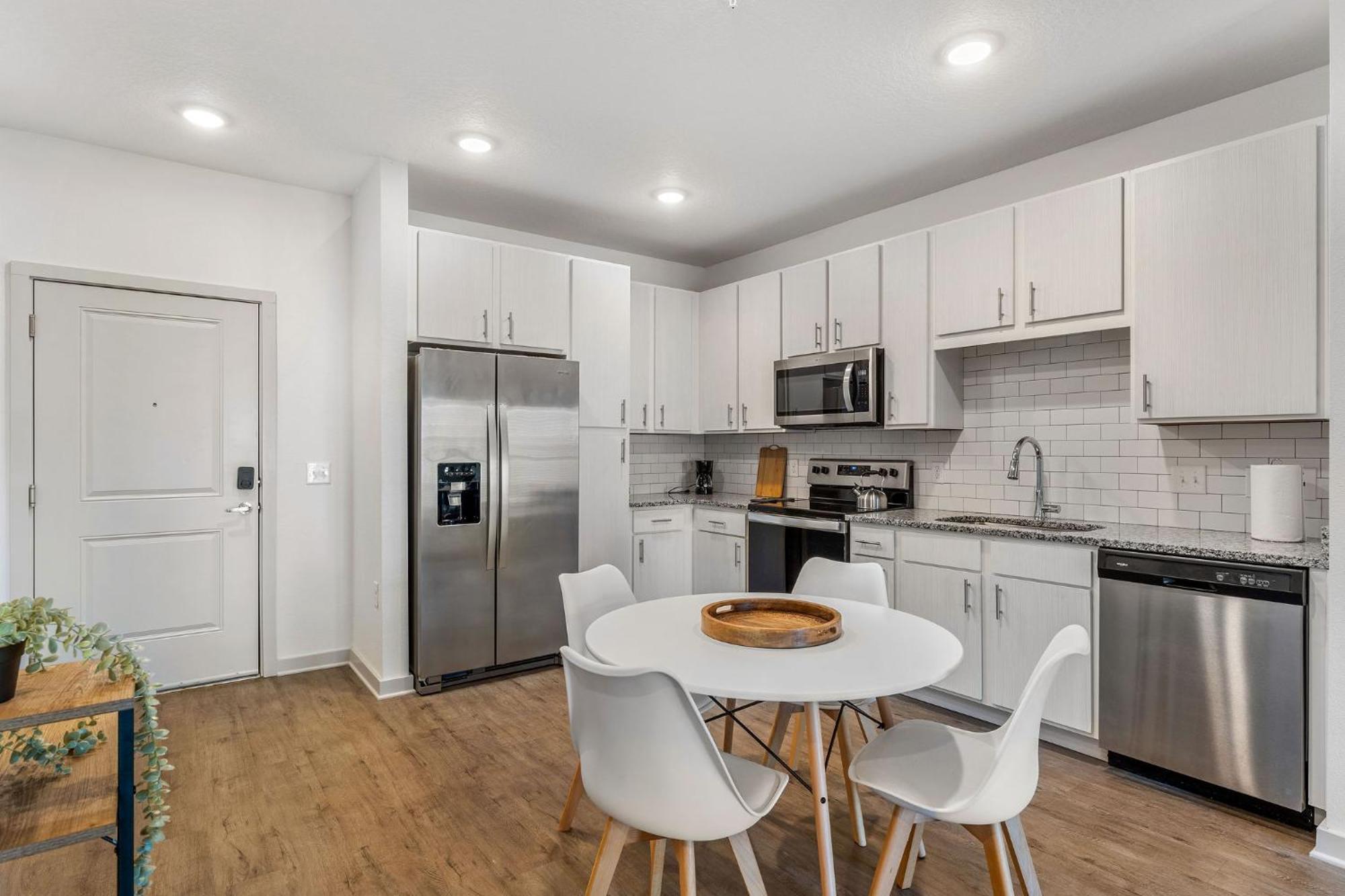 Complete Lush 10 Min To Parks Pets Allowed, Resort-style Amenities *