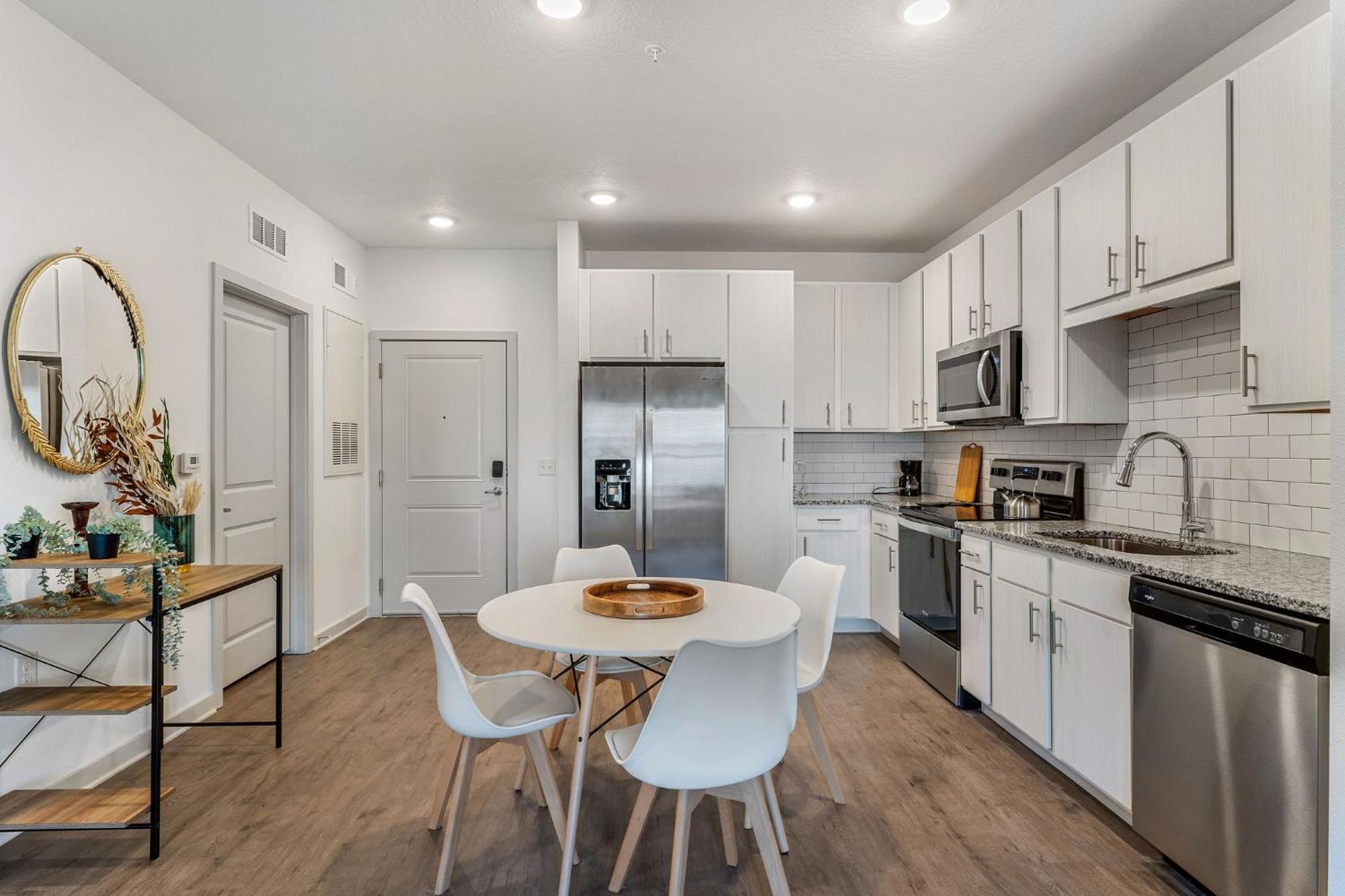 Complete Lush 10 Min To Parks Pets Allowed, Resort-style Amenities Apartment Orlando