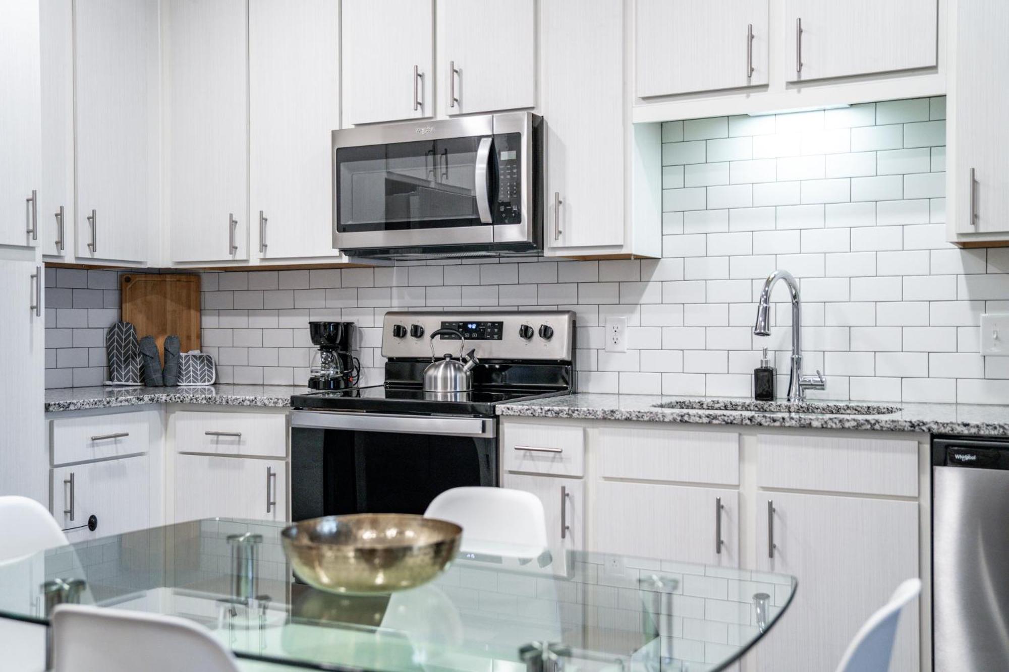 Complete Sleek Modern 10 Min To Parks Pets Allowed, Resort-style Amenities Apartment Orlando
