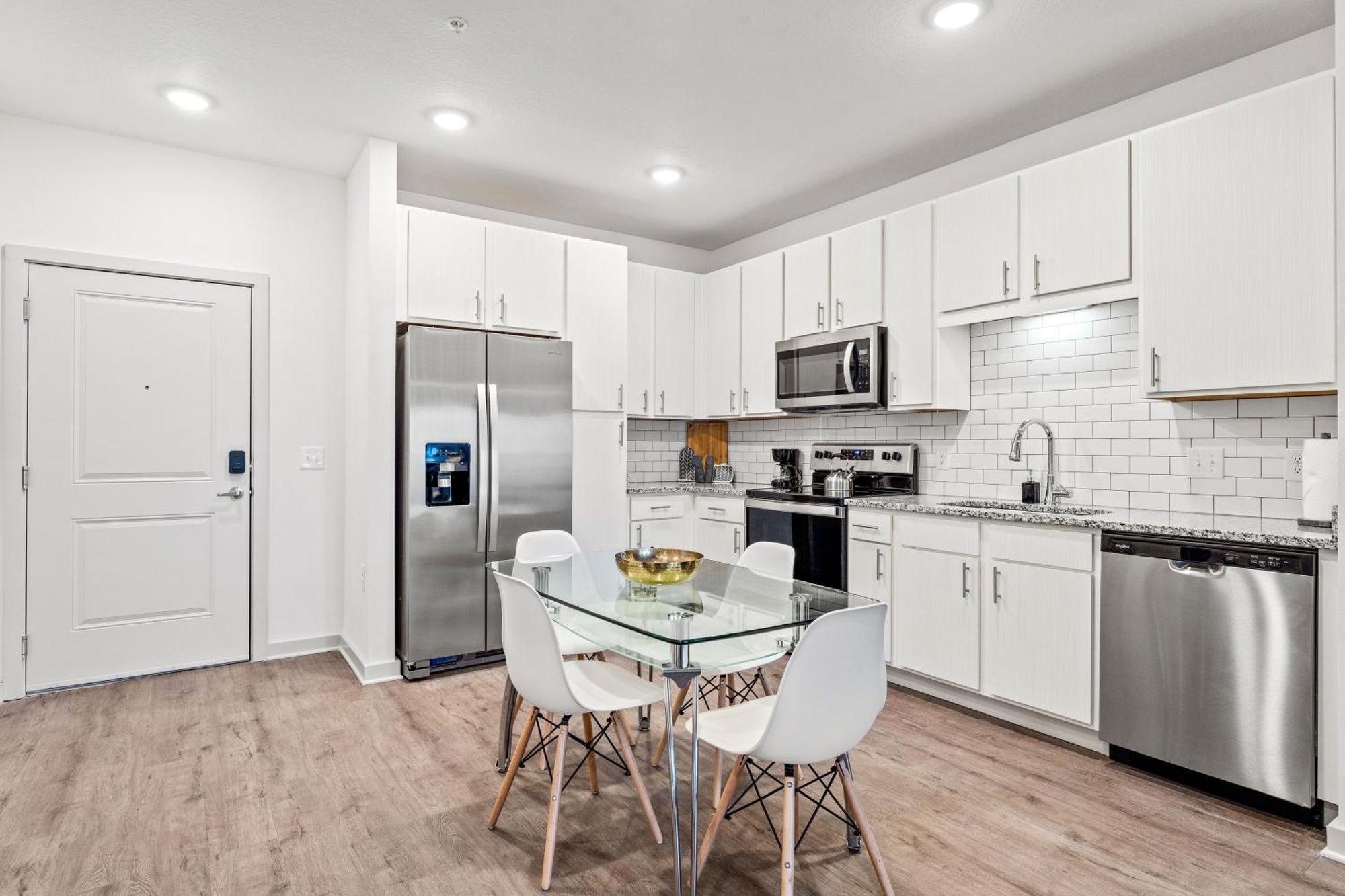 Apartment Complete Sleek Modern 10 Min To Parks Pets Allowed, Resort-style Amenities Orlando
