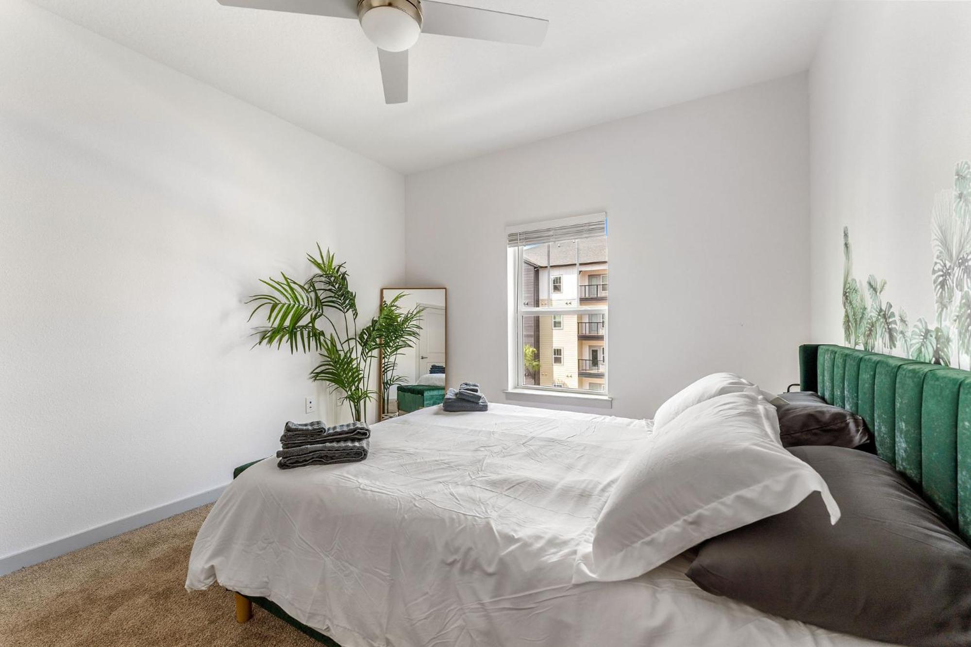 Complete Lush 10 Min To Parks Pets Allowed, Resort-style Amenities *