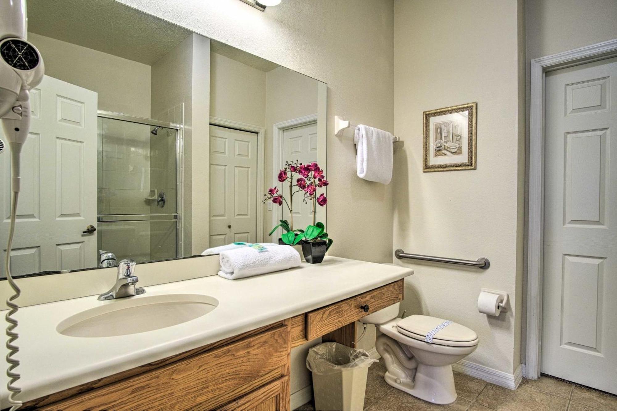 Quiet W/ Balcony ~ 2 Miles To World! Holiday home Orlando