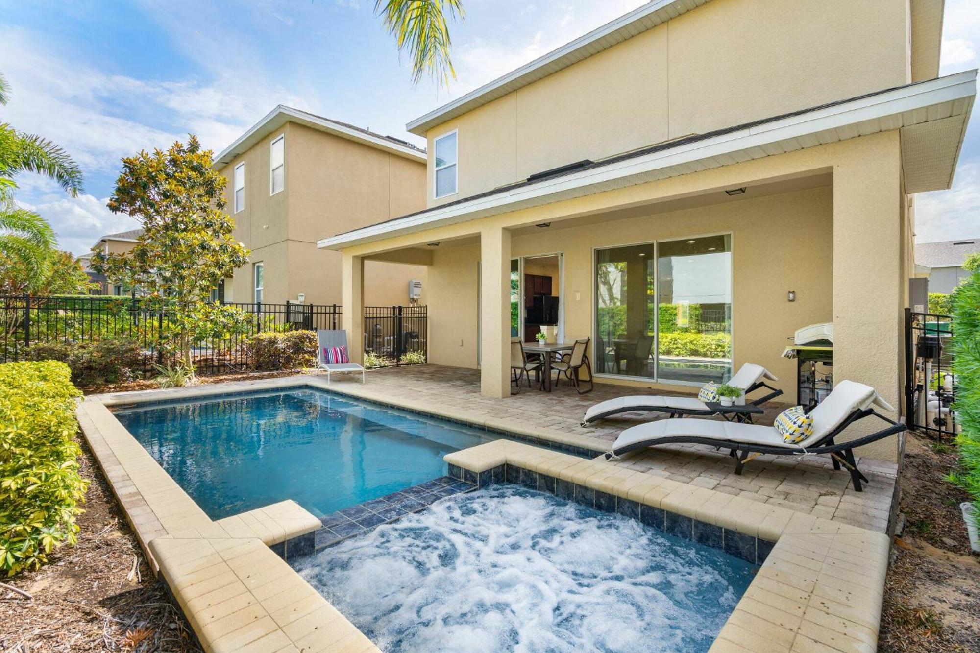 Holiday home Lovely 5 Bedroom With Pool At Encore