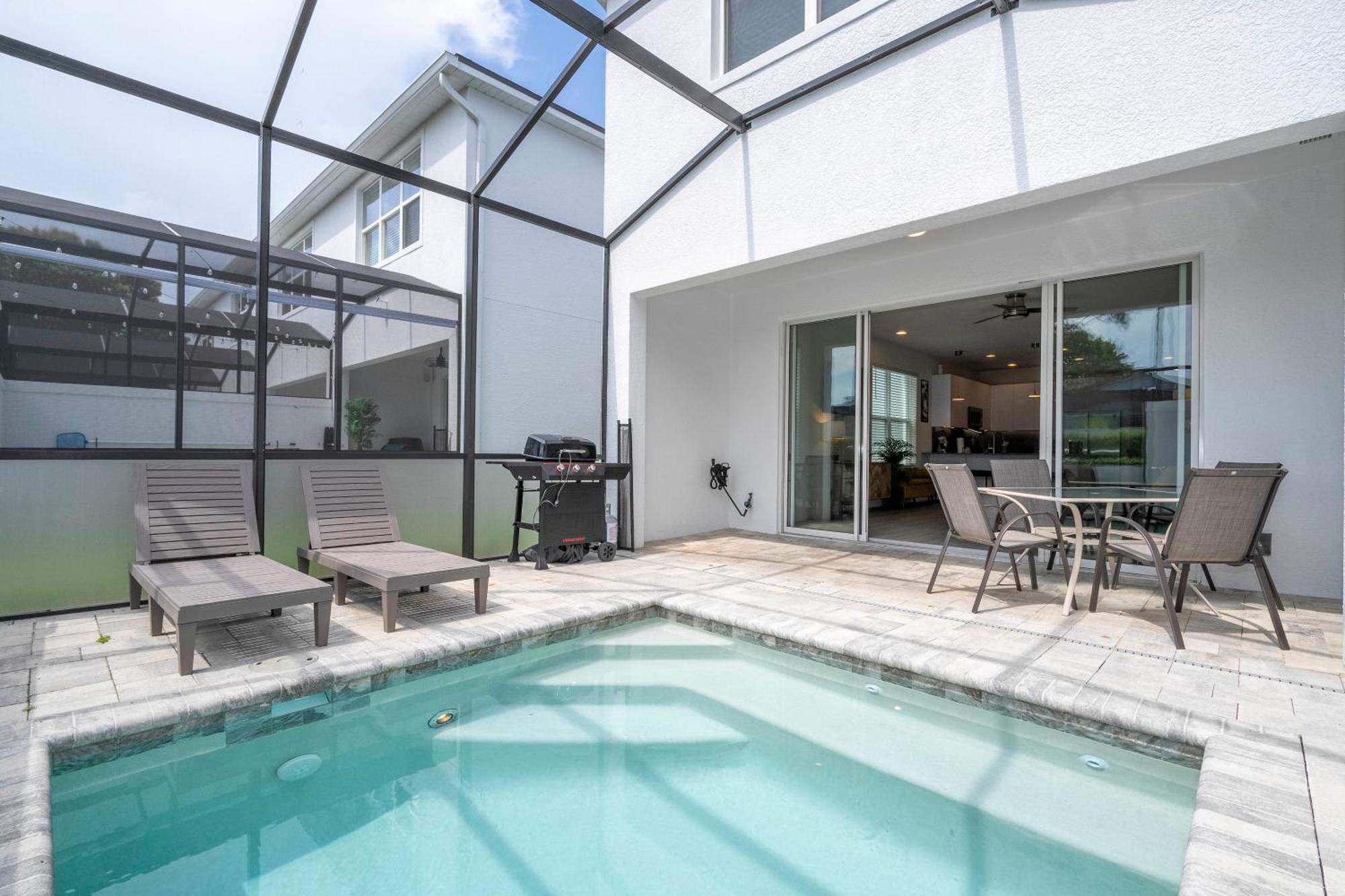 Comfortable Near & Private Pool 17414 Holiday home