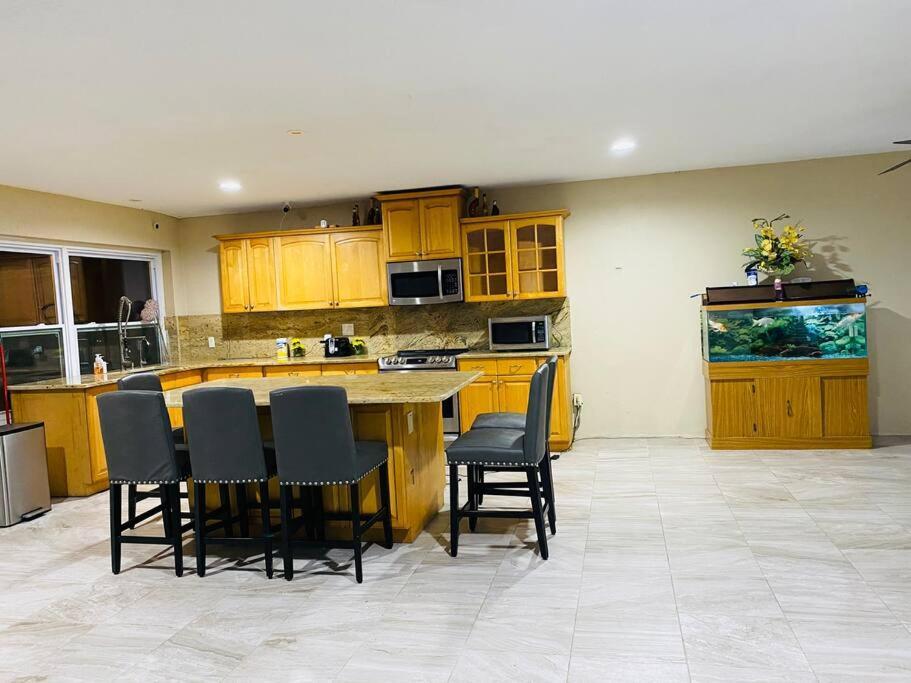 Peaceful 5-bedroom House With Pool! Holiday home