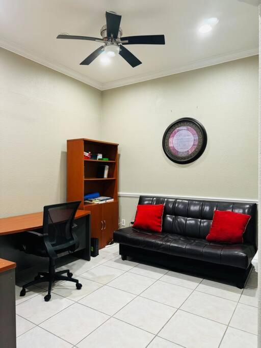 Peaceful 5-bedroom House With Pool! Holiday home Orlando