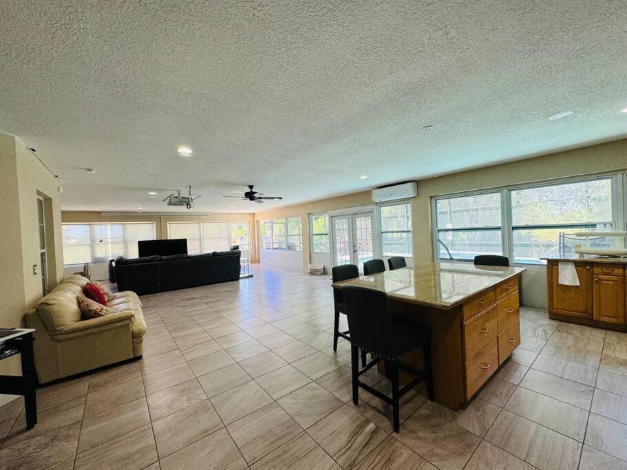 Peaceful 5-bedroom House With Pool! Holiday home