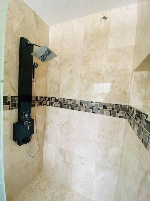 Peaceful 5-bedroom House With Pool! Holiday home *