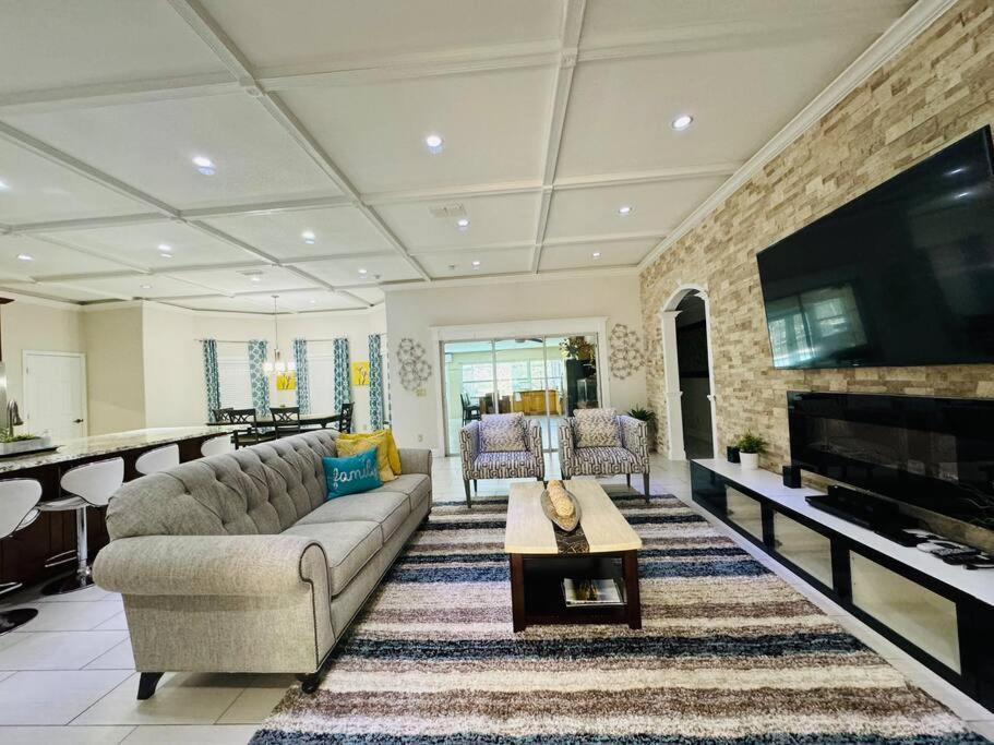 Peaceful 5-bedroom House With Pool! *