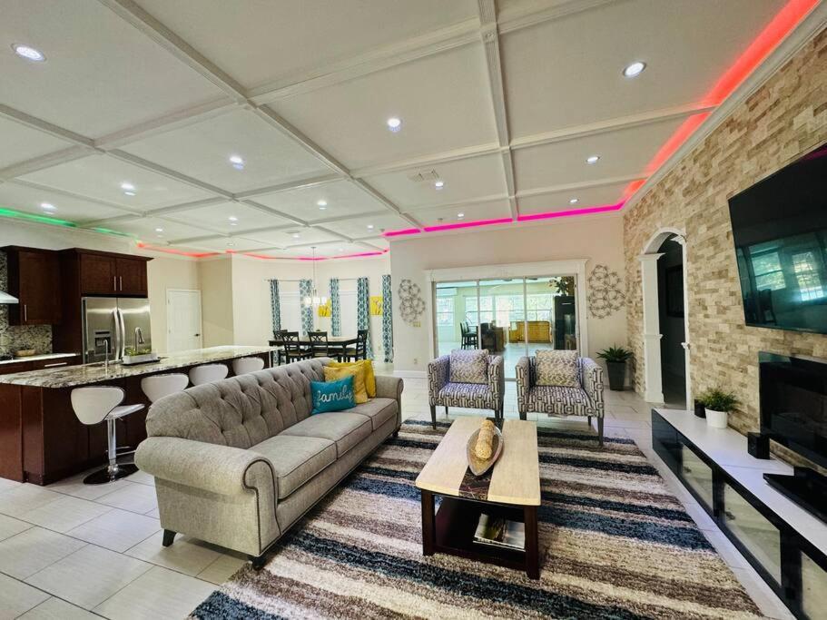 Peaceful 5-bedroom House With Pool! Holiday home