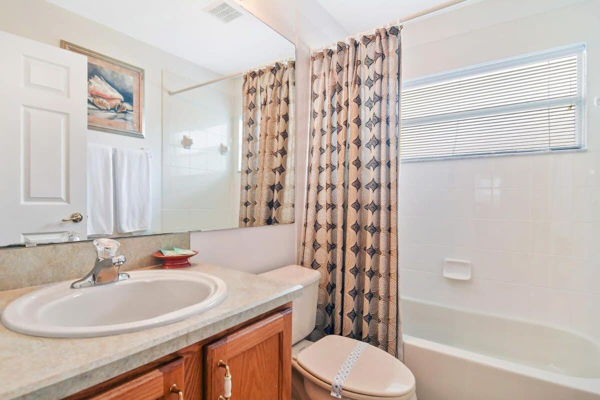 4 Bedroom House South Facing Pool Game