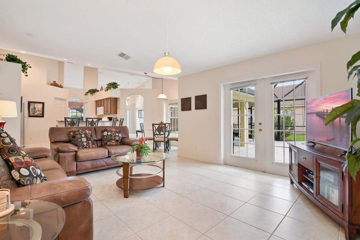 Holiday home 4 Bedroom House South Facing Pool Game Orlando