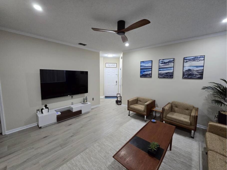 Mid-century Oasis Near Holiday home *