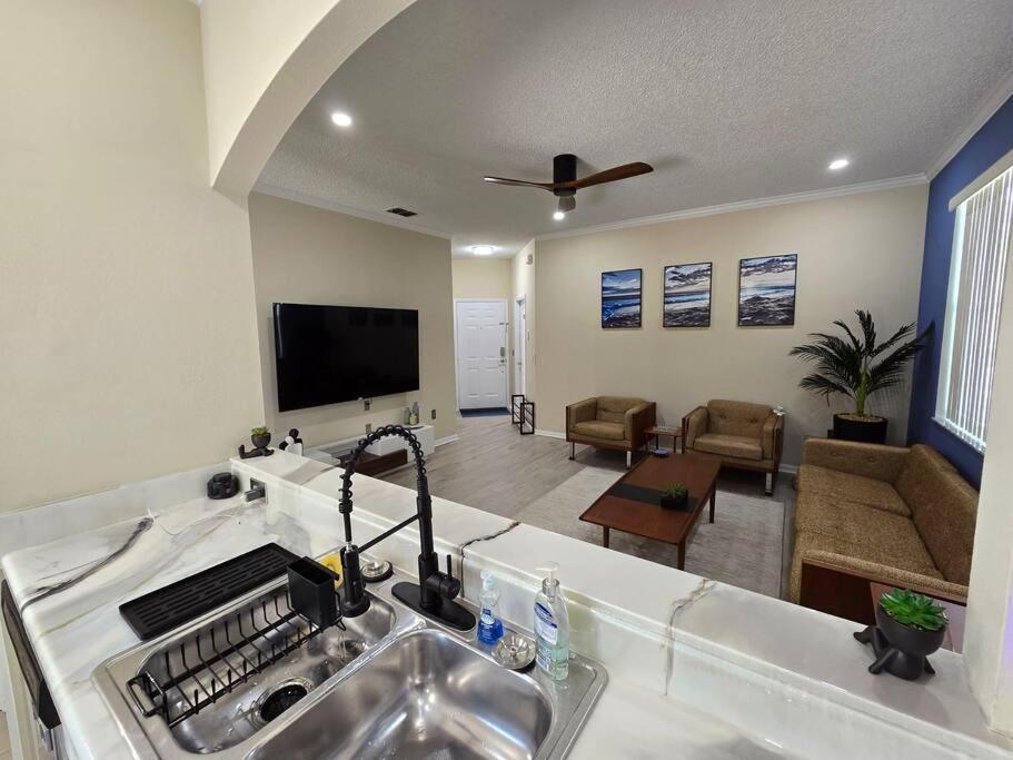 Mid-century Oasis Near Holiday home