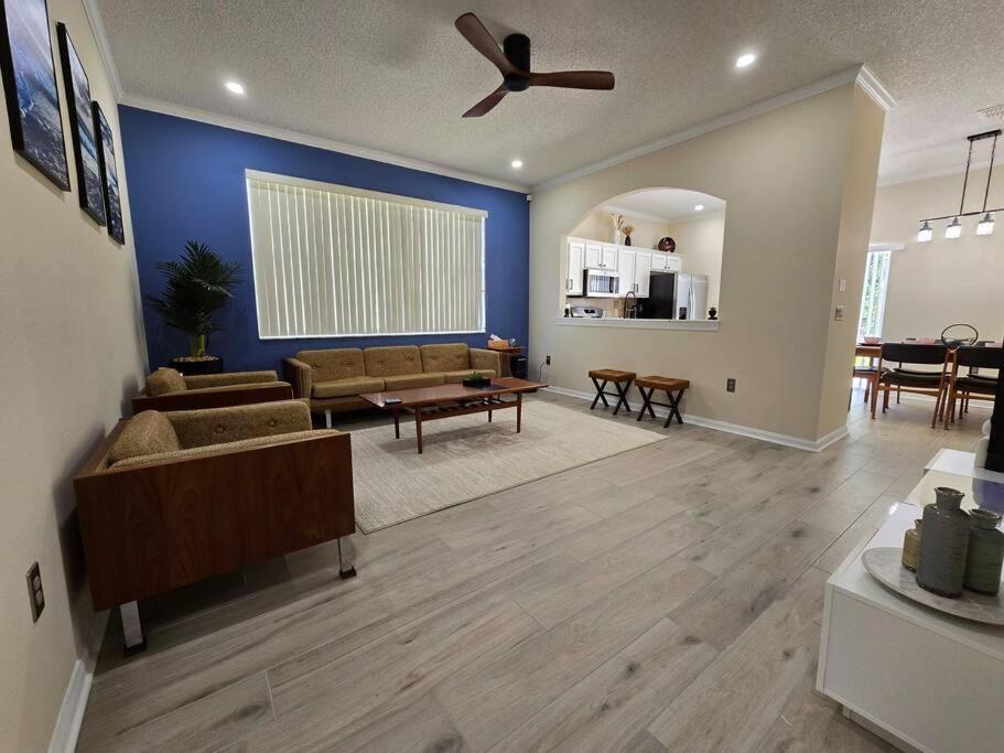 Mid-century Oasis Near * Orlando