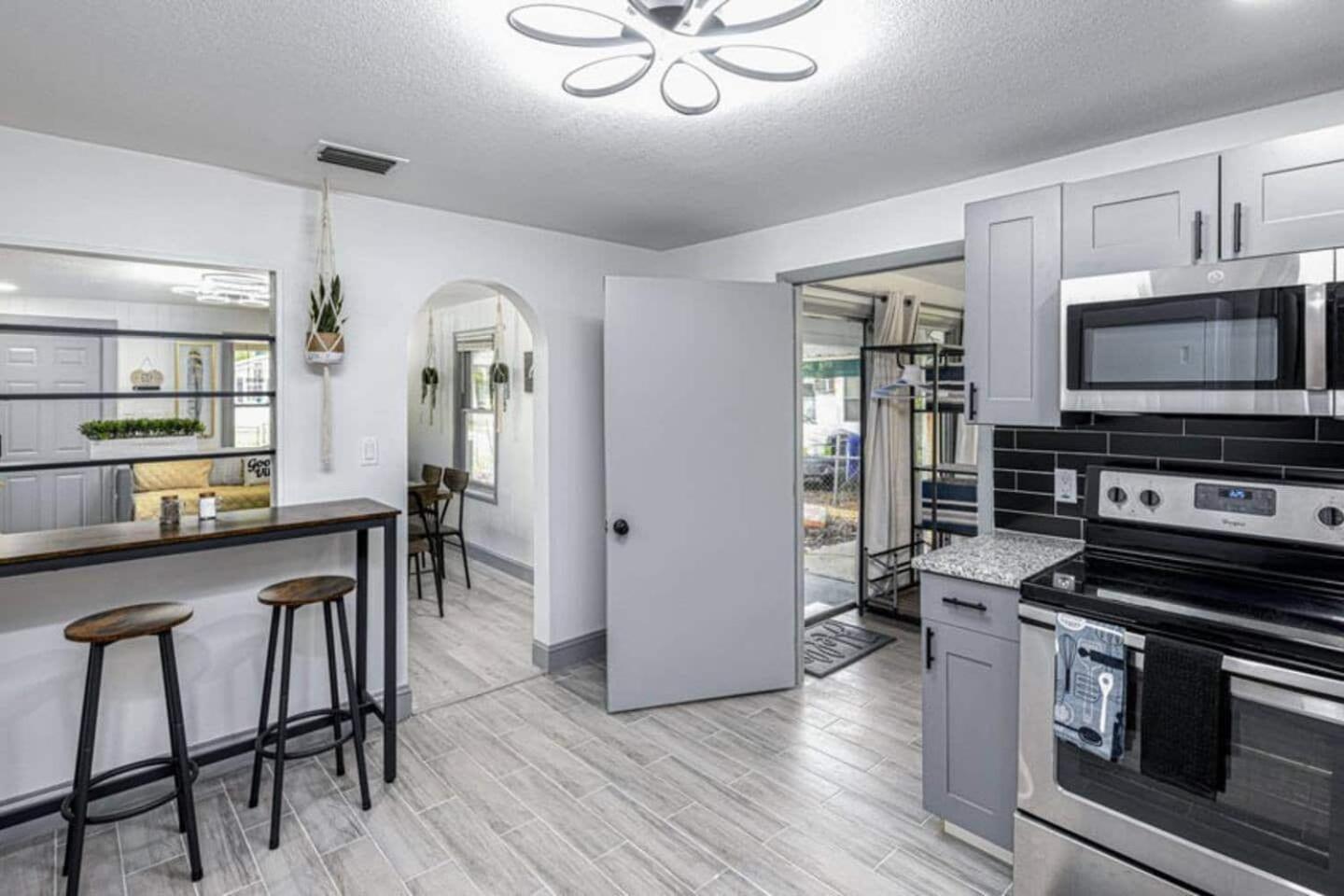 3br Retreat Office Pets Near Airport *