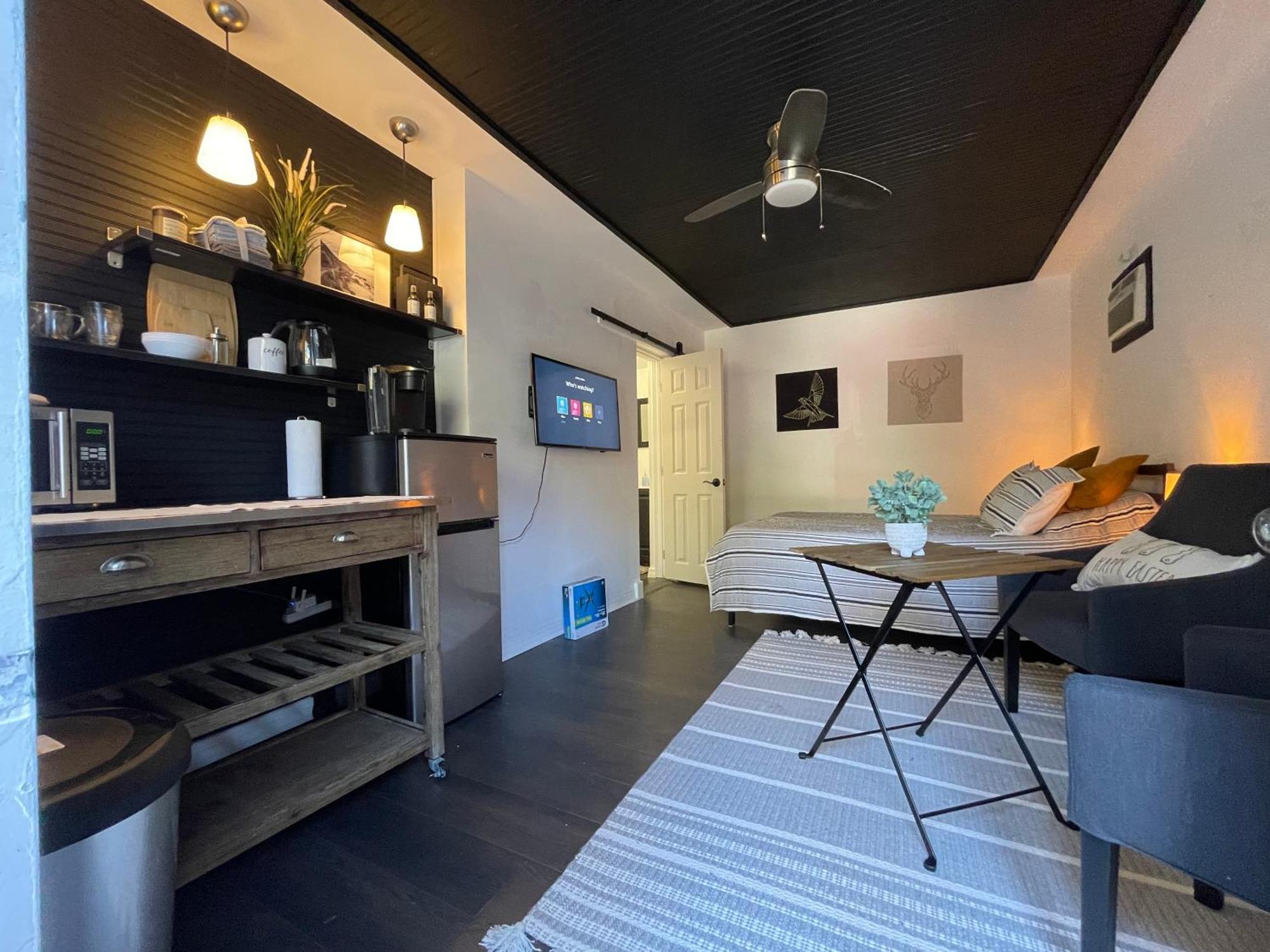 Lovely Spacious In Mills 50 District Guest house