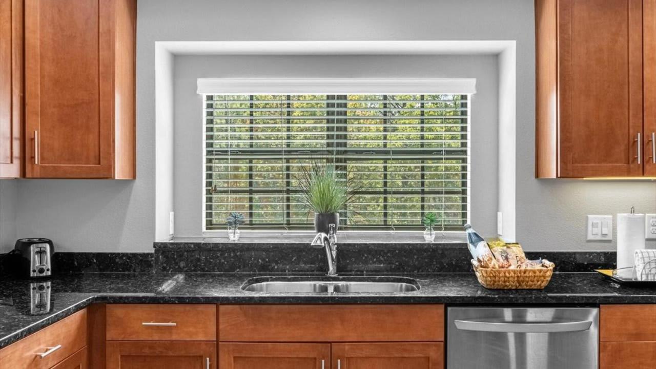 Spring Break Escape! Renovated Townhome By Disney! Holiday home *