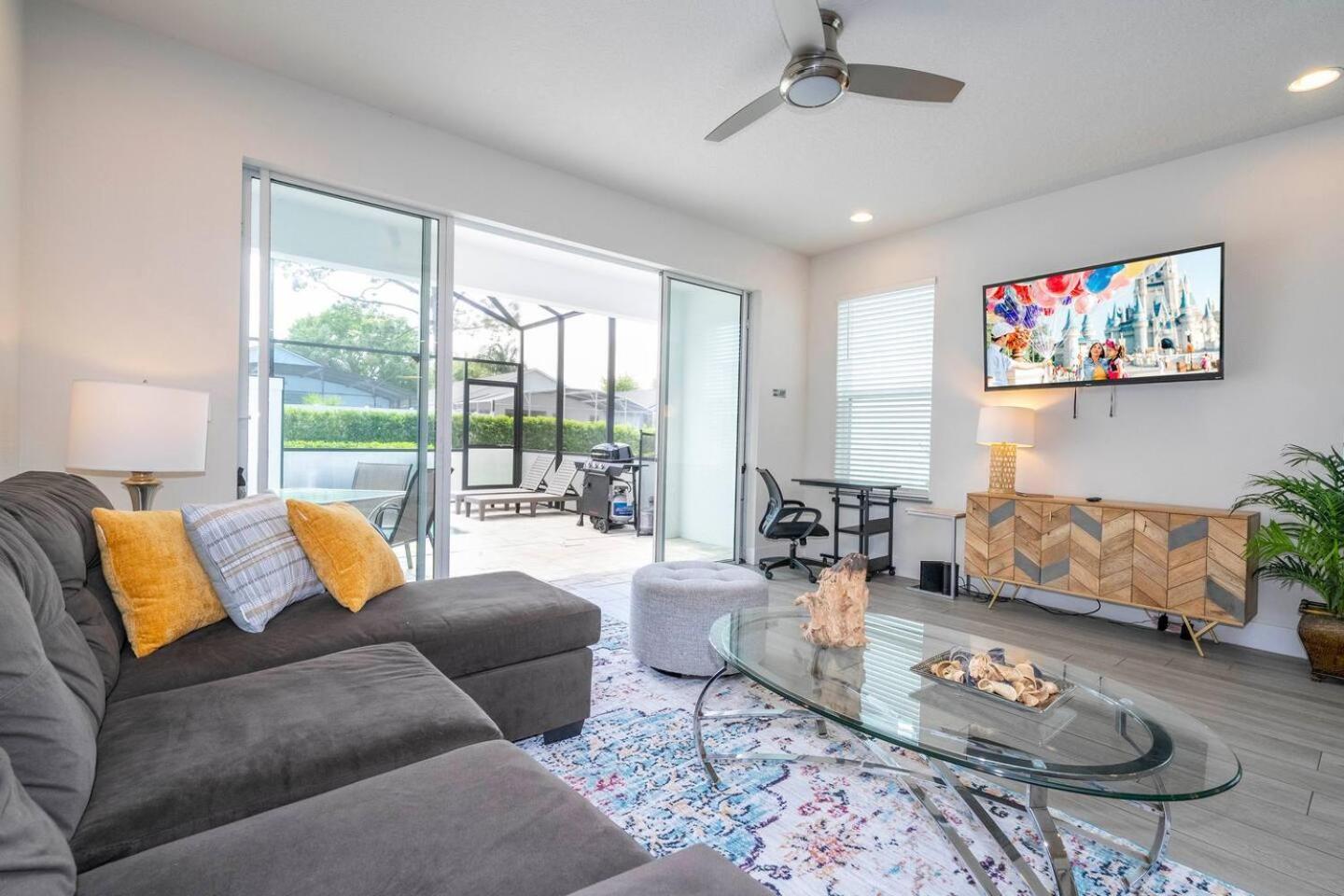 Comfortable Near & Private Pool 17414 Holiday home *