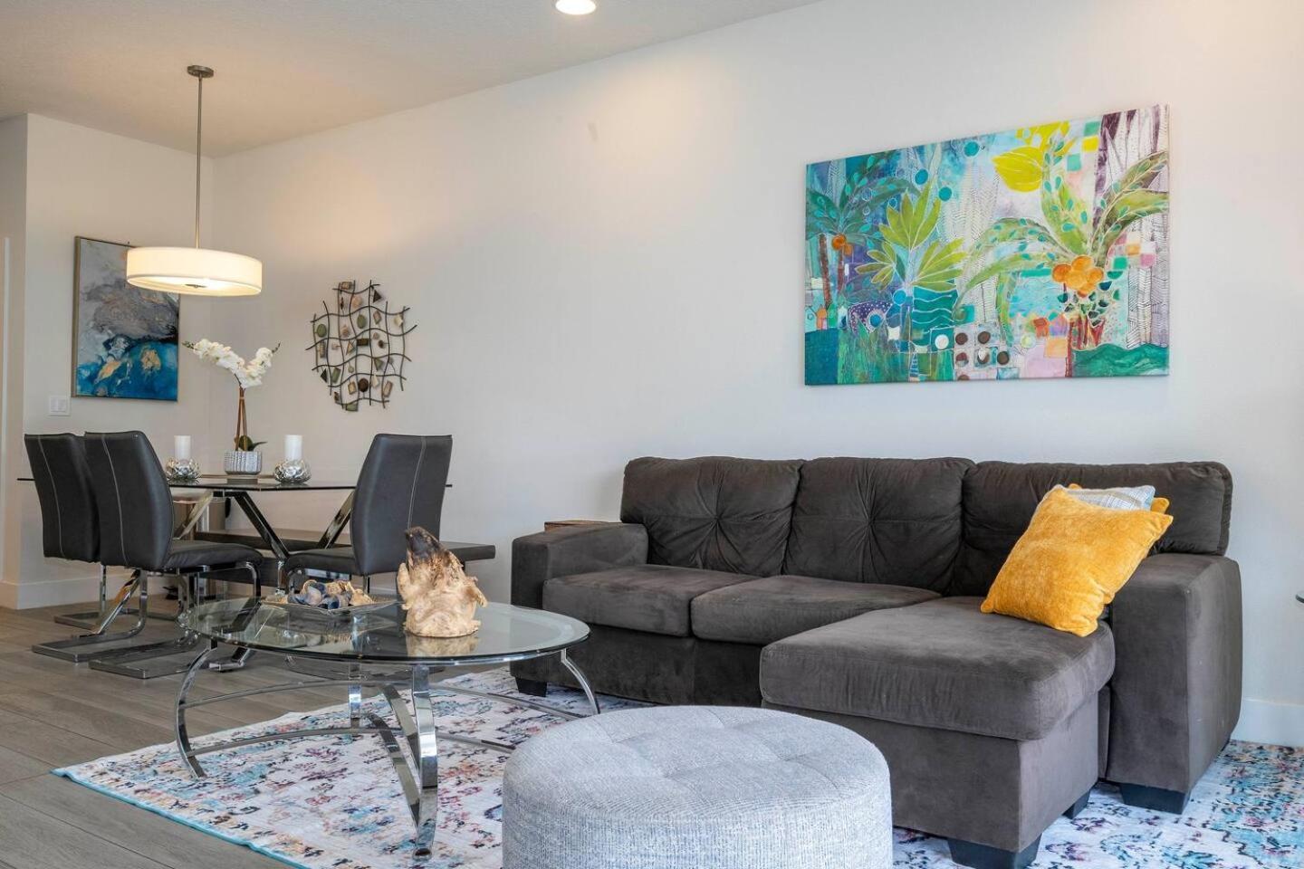 Comfortable Near & Private Pool 17414 Holiday home