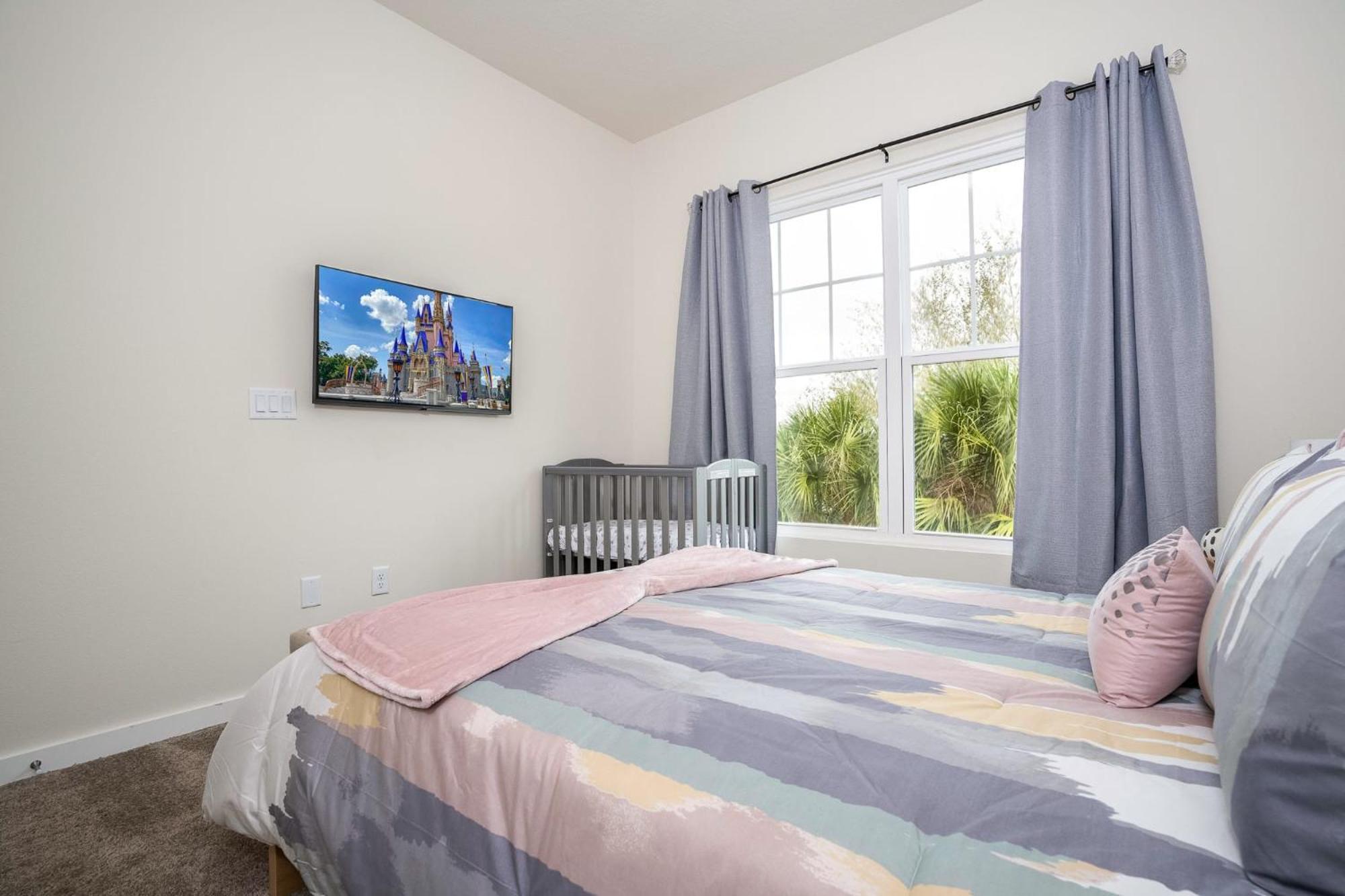 Upstay - Mickey Mouse House W Access *
